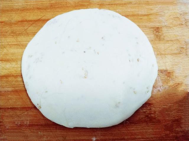 烙饼最忌“揉”，老妈用了几十年烙饼的方法，柔软多层，久放不硬