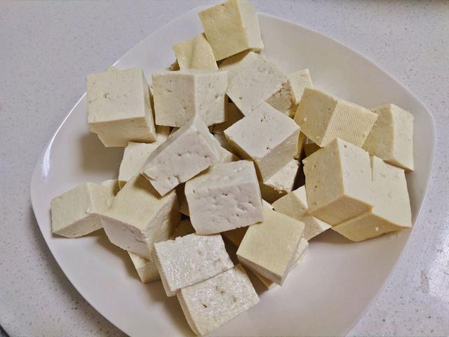 降温了，给家人炖一锅这道菜，便宜又好吃，吃完浑身热乎