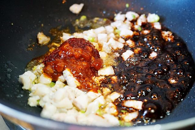 周末的懒人菜谱香菇肉丁酱，鲜香美味，拌米饭，拌面条都好吃