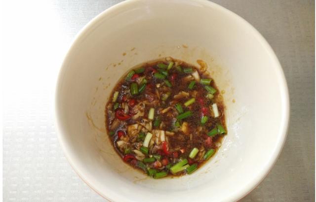 来到东北才知道，大蒜还有这吃法，跟鸡蛋一起吃，给红烧肉也不换