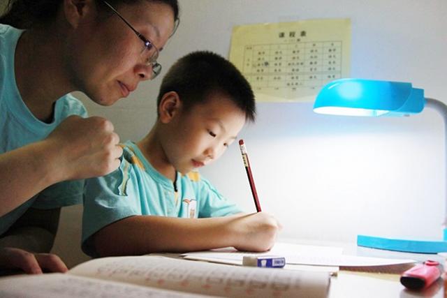 #你的育儿经#孩子遇到“奇葩”题目，答案被老师打叉，网友：我可能上个假学校