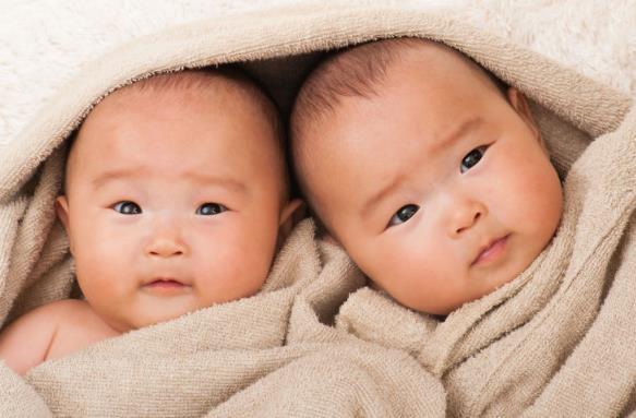 你的育儿经|27岁产妇顺产双胞胎，大喊“肚子还在动”，医生检查发现意外惊喜