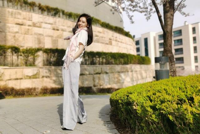 秋瓷炫晒近照，重拍绝美婚纱照，大秀笔直美腿，40岁宛如20岁少女|影视交流地