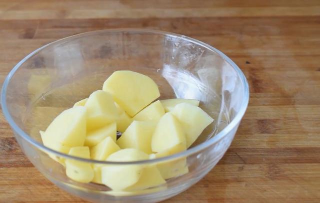 最近茄子和土豆火了，简单一做，我家一周吃6次，比吃肉还过瘾