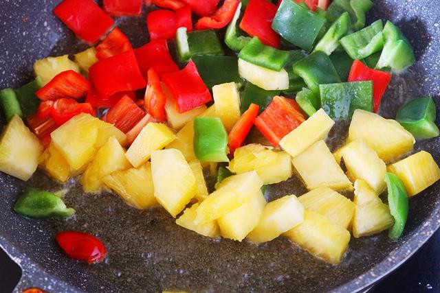 菠萝咕咾肉，中餐厅锁哥拿手好菜，酸酸甜甜，外酥里嫩特好吃