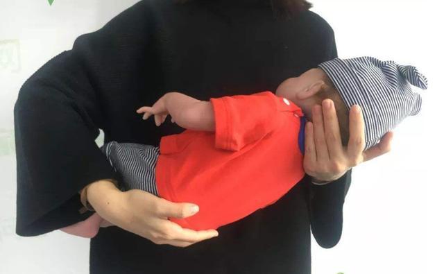 【你的育儿经】菜鸟妈妈抱娃姿势不当，差点伤了孩子脊柱，这些错误希望你没犯