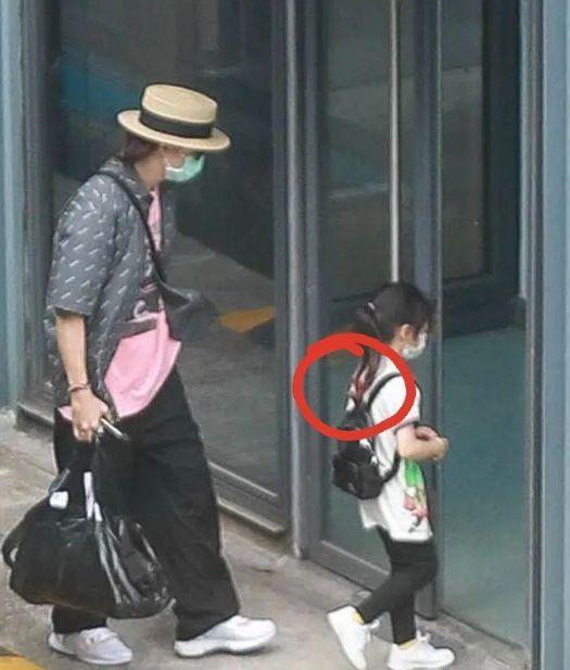 戚薇女儿时尚感爆棚，才5岁挑染红发抢镜，长大后又是个“戚薇”|资讯早知道