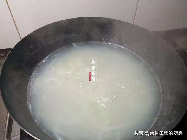 螺蛳粉，娘俩都喜欢，简单煮一煮，每次上桌都总光盘