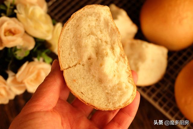 太香了，刚出炉的一盘大馒头，外焦里嫩，孩子们说比蒸的更好吃