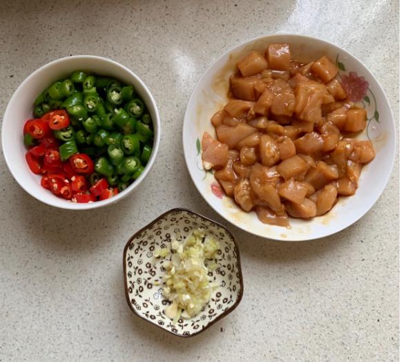 超下饭辣椒炒鸡丁，10分钟搞定，不老不柴好吃营养