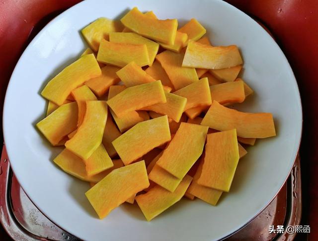 用南瓜做小馒头，只需1次醒发，香甜暄软有筋道，好看好吃还简单