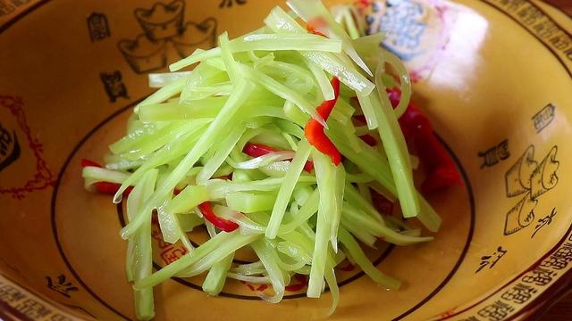 莴笋鸡蛋最好吃的做法，不用炒，简单一做开胃下饭，拿肉都不换