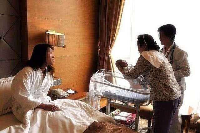 【你的育儿经】菜鸟妈妈抱娃姿势不当，差点伤了孩子脊柱，这些错误希望你没犯