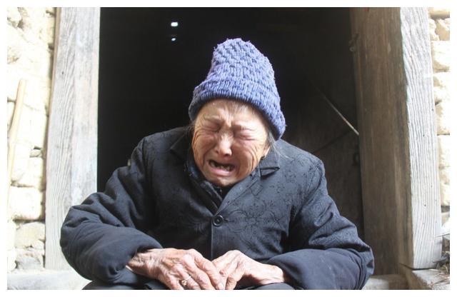 你的育儿经|“后悔帮女儿带娃吗？”这位姥姥的回答，让女儿内心十分愧疚