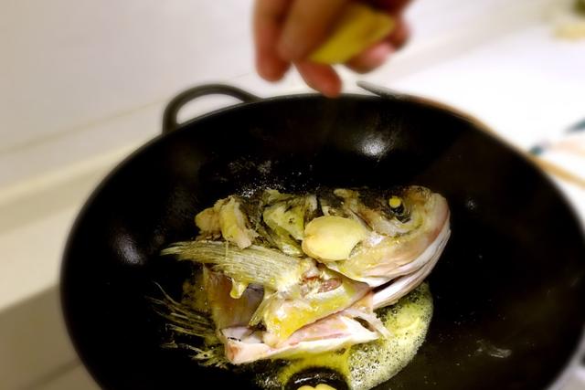 小雪后，白萝卜和它是绝配，焖15分钟就好，应季而食温暖过冬