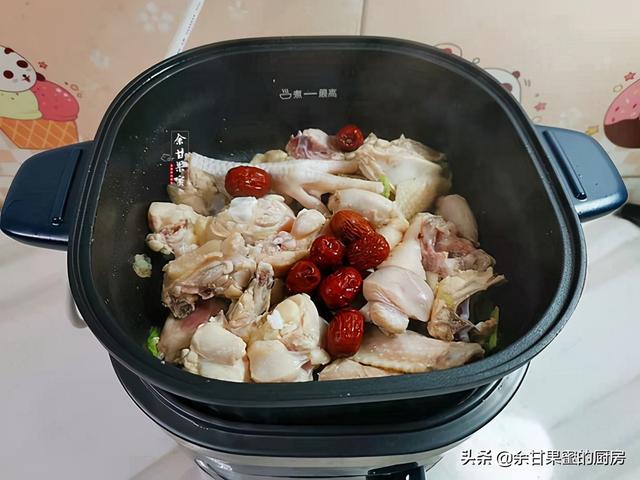 鸡汤芋圆，芋圆无馅无糖，软糯Q弹，一碗下肚暖胃暖身