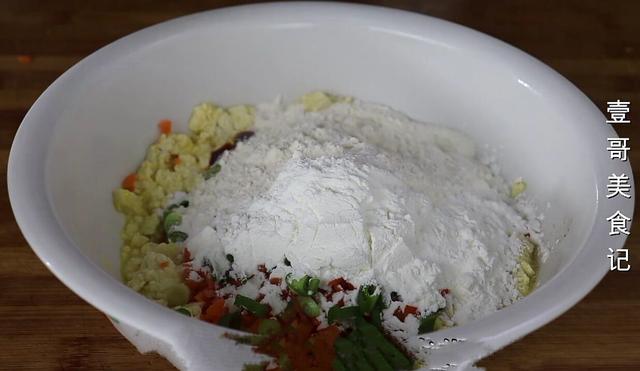 豆腐我家从不红烧，简单一压一搅，出锅太香了，上桌连汤汁都不剩