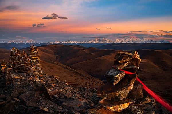 #旅行百事通#夕阳映照下的贡嘎山,让人在净化之中升华灵魂