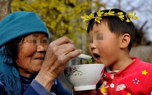 你的育儿经|母女俩餐厅吃饭被偷拍，这顿“有毒”的饭，容易培养出“白眼狼”