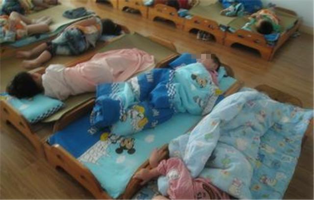 雪莲花|为什么孩子在幼儿园睡觉时，老师让他们“头脚相对”？有3点好处