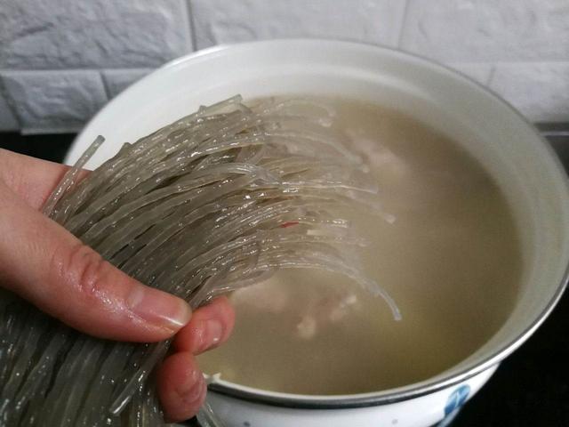 天气寒冷，给家人做一锅兔肉锅，味道超好，营养丰富