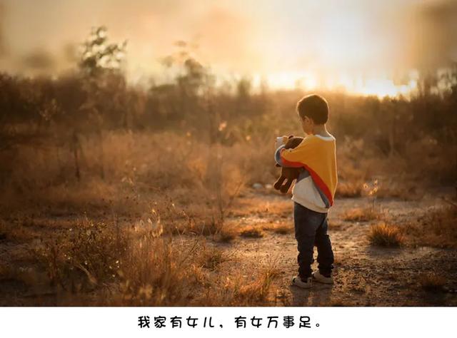 「超级宝妈」妈妈跳楼，儿子下跪求饶：孩子，你不需要为大人的坏情绪负责