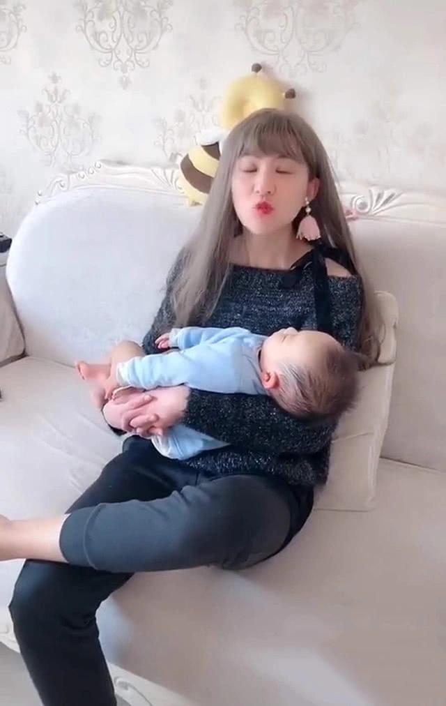 「你的育儿经」为了哄孩子入睡，宝爸打扮成“妈妈模样”，网友：这颜值太高了