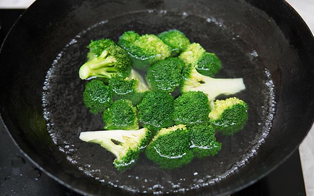 西兰花不要炒着吃，教你懒人吃法，颜色翠绿不发黄，口感脆嫩鲜香