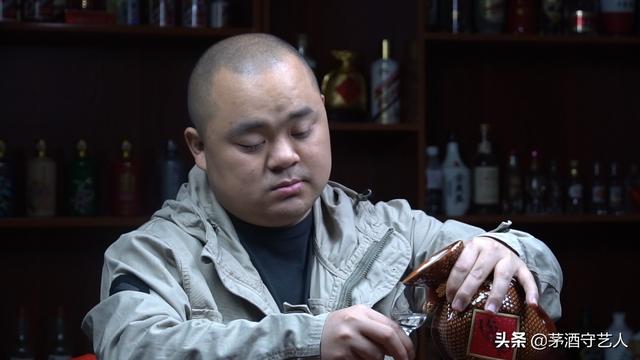 茅酒守艺人品酒：酒鬼酒紫坛二十年