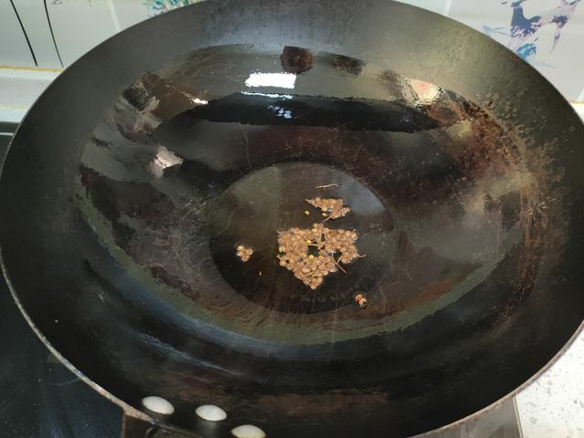 炒豆芽别只知道焯水，大厨教你一个妙招，豆芽不出水、脆爽又入味