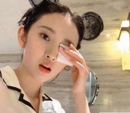 超级宝妈：唐艺昕不愧“樱桃女神”，孕期素颜状态好，网友：求孕期保养秘籍