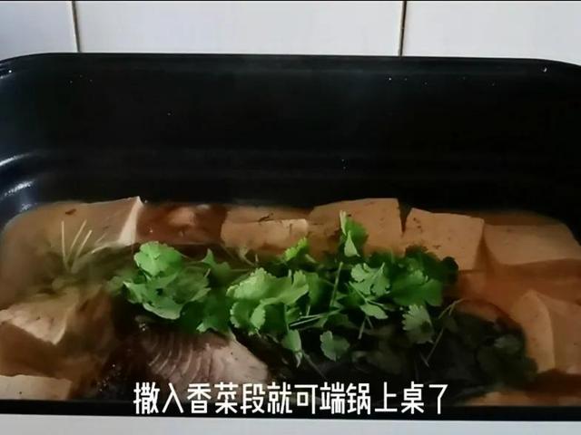 冬天就爱喝汤水，半个鱼头1块豆腐炖一炖，汤浓味鲜，低脂又营养