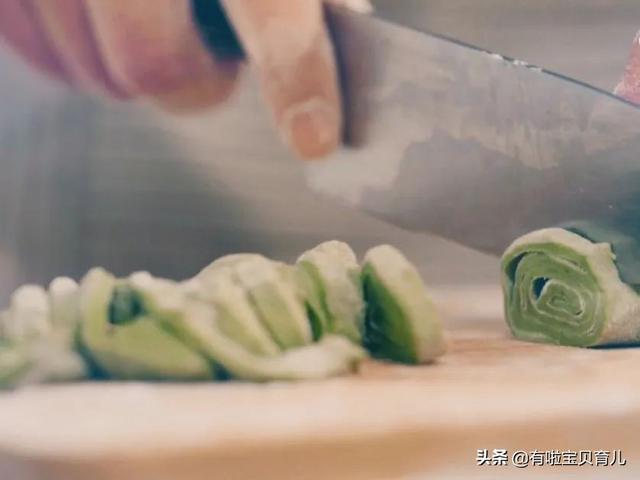 『你的育儿经』「鸡丝菠菜面」鲜嫩可口，富含维生素和纤维素，宝宝根本停不下来