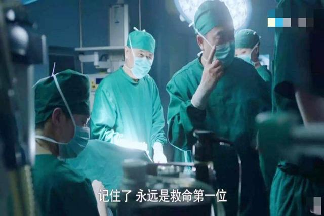 「超级宝妈」产妇生产情况危急，丈夫表明态度“保大人”，却遭医生怒斥