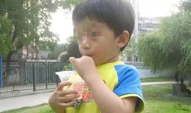 超级宝妈▲“他还是个孩子,喝你口奶茶怎么了?”我病还没治好,会传染的
