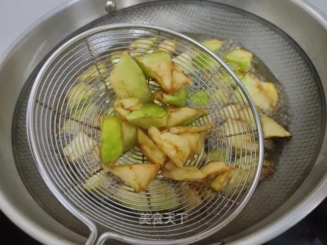 家常版地三鲜教程来了！茄子软糯，土豆粉面，蒜香浓郁超下饭