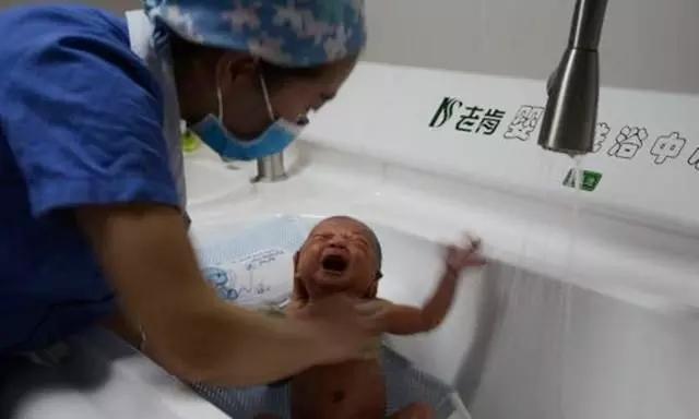 你的育儿经▲产妇生下了“奶油娃娃”，嫌弃娃长得丑，护士却说宝妈运气好