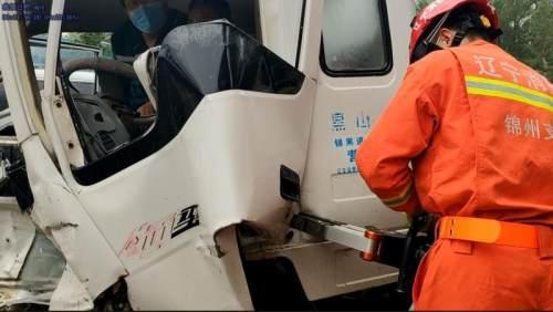 光明网男子驾驶箱货雨天出事故被困车内,锦州消防火速救援