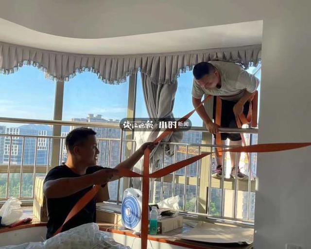 空调|拎着一只空调室外机，两位装机师傅在杭州15楼的窗外“凌空微步”挥汗如雨