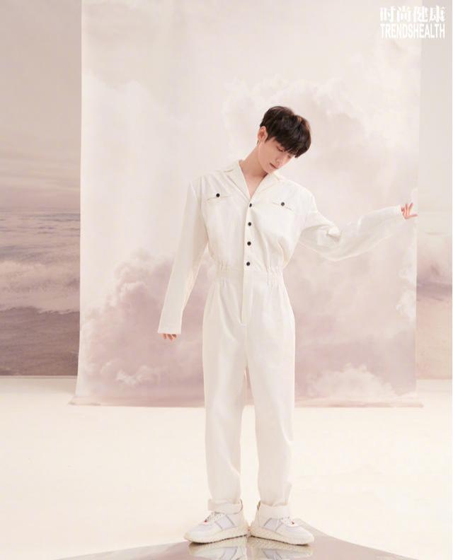 冷无情|罗云熙新刊封面挑战全白造型，清新感十足，化身温润如玉的少年