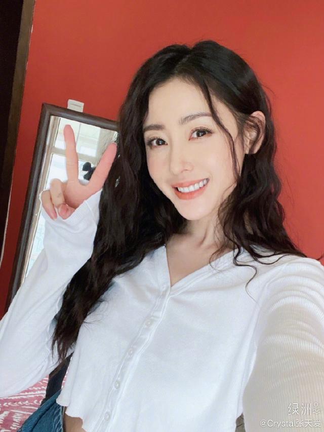 「中国青年网」张天爱分享九宫格美照 穿露腰上衣秀马甲线自信迷人