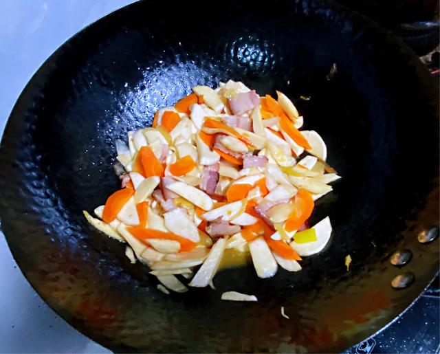 梦的色彩|胡萝卜腊肉炒茭白,颜值控都喜欢,营养全面又健康!