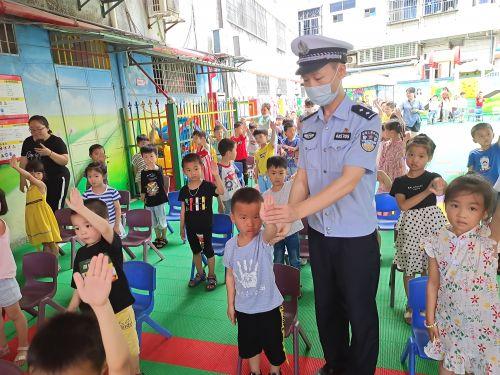 福建闽南网|大手拉小手 安溪交警带幼儿园萌娃学安全