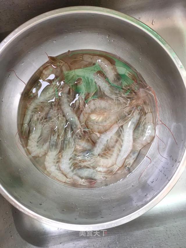 炸虾仁：外酥里嫩，营养美味，好吃到停不下来