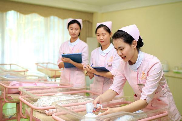 「超级宝妈」产后有必要去月子中心吗?3位宝妈说了实话，真不如请“她”来照顾