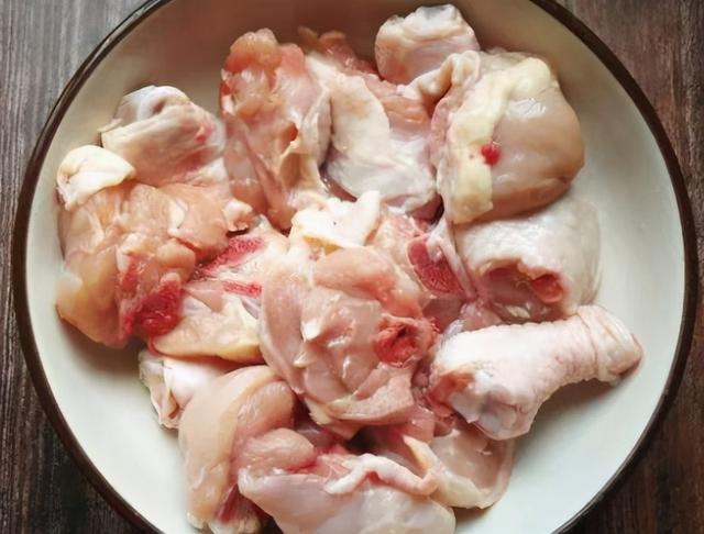 炖鸡肉时，牢记“1泡2过油”，鸡肉鲜香好吃无腥味，越嚼越香