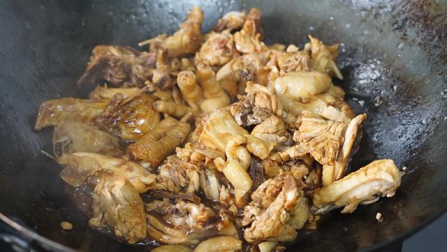 冬天是吃板栗的季节，教你这样做板栗，香甜美味下饭，比肉还好吃