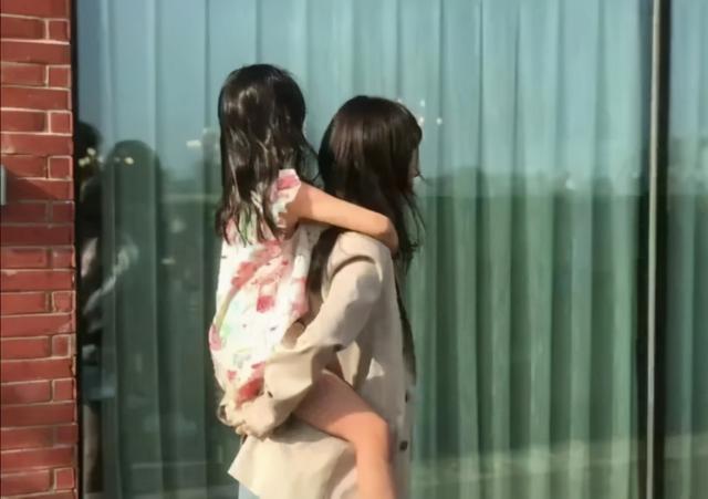 宾馆隔壁传来“嗯嗯”声，8岁女儿满脸疑惑，妈妈的解释很坦然