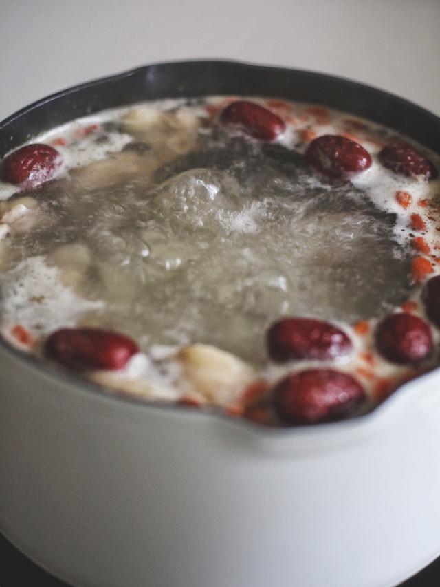 椰子炖鸡，简单上手鲜美多汁，养生又驱寒，女性朋友要常喝