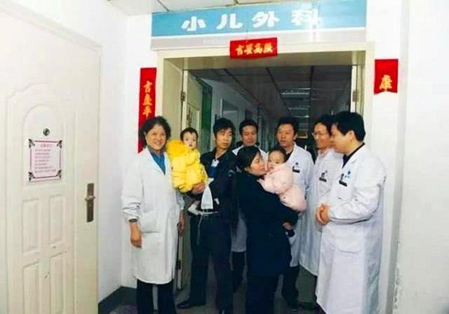 #超级宝妈#还记得那对“坐骨连体”双胞胎吗？姐妹俩已经11岁，身高差距很大